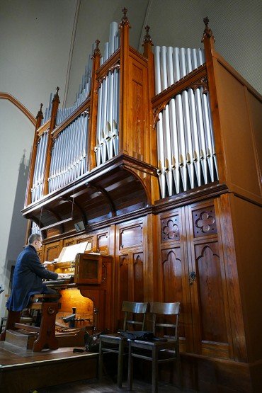 Oliver Kluge an der Englischen Orgel in Nazareth